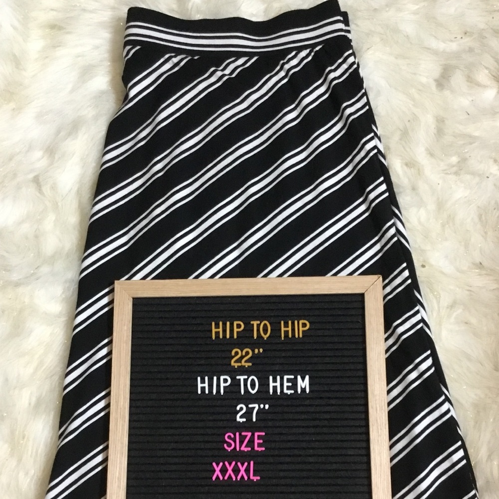 🔵 A kneelength black / white striped skirt